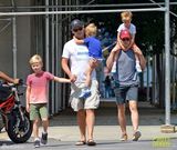 组图：马修-波莫与同性伴侣携子外出游玩