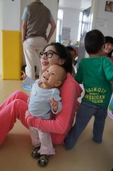 组图：女星姜欣雨素颜探望孤儿 送月饼共度中秋