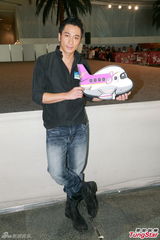 组图：张智霖亮相《冲2》庆功会 吴卓羲显老相