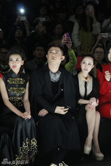 组图：徐海星透视纱裙亮相看秀 与李东田畅聊