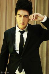 组图：何明翰暖春绅士风时尚写真