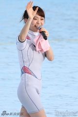 组图：大岛优子率团员热辣短裙跳舞 展冲浪身手