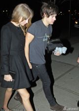 组图：泰勒与小男友十指紧扣深夜同回酒店