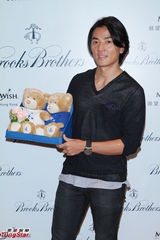 组图：郑伊健亮相慈善与小朋友互动