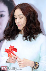 组图：韩星郑丽媛办签名会亲切随和甜美卖萌