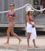 组图：阿尔芭两点激凸 妮可里奇红比基尼惹眼