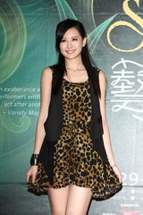 组图：陶晶莹一家三口看戏 曾宝仪天心无男伴