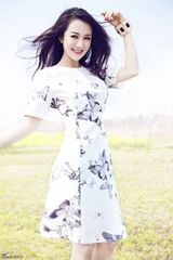 组图：李依晓夏日梦境写真 淡妆演绎清纯优雅