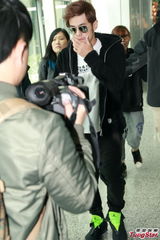 组图：周杰伦到港宣传新碟 机场亲切对粉丝