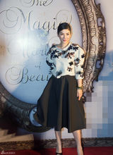 组图：黄奕笑谈产后减重秘诀 慈善晚宴力挺好友