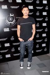 幻灯图：麦浚龙公开承认与混血女模拍拖