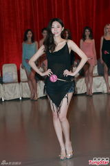 组图：倪晨曦教走猫步 亚姐佳丽奇招突围