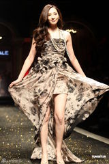 吴佩慈走秀捞金忙 称等大S生二胎时再考虑结婚(图)