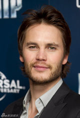 组图：蕾哈娜助阵《战舰》发布会 端庄长裙显高贵