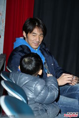 组图：方大同来台开唱黑超耍酷 陶晶莹亮相助阵