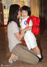 组图：陈慧琳收长子礼物感动 幼子大眼肉脸嘟嘟