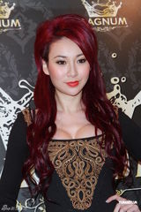 组图：何超云陈山聪秀恩爱 庄思敏超低胸裙性感亮相