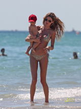 高清组图：吉赛尔-邦辰携子戏水 豹纹装浴场惹眼