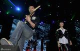 高清图：李宇春个唱成催泪弹 谢霆锋重弹吉他落泪