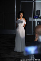 组图：叶倩文女神装扮宣传个唱 扭腰搏命练舞