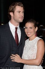 组图：《极速风流》首映“雷神”与妻子秀恩爱