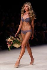 组图：前环球小姐冠军詹妮弗领衔内衣秀