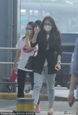 组图：赵薇戴口罩现身机场 与女儿分隔而行