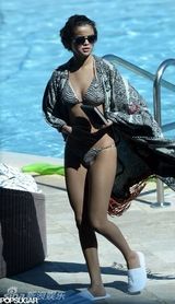 组图：赛琳娜斑马纹比基尼现身 抚秀发表情享受