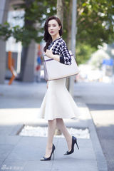 组图：陈数深秋时尚街拍再展经典魅力风