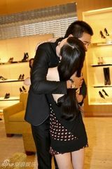 组图：霍思燕成奢侈品宠儿 与胡兵熊抱秀亲密