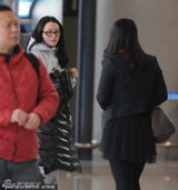 组图：蒋勤勤素颜现身机场 婉拒合影匆匆离开