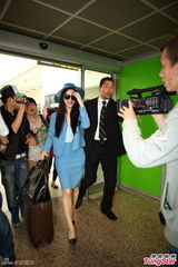 组图：范冰冰抵法国机场 蓝色套装造型突出