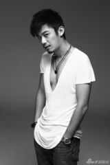 组图：芦芳生写真秀胸肌 凸显型男文艺气息