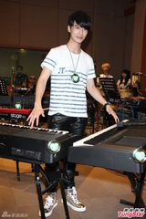 组图：严爵害羞不露人鱼线 女记者上阵验收