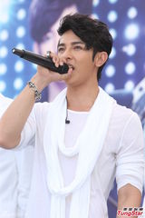 组图：汪东城蔡旻佑台北为电视原声带签唱