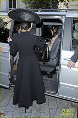 组图：Gaga夸张三角帽遮视线 当街撩裙秀美腿