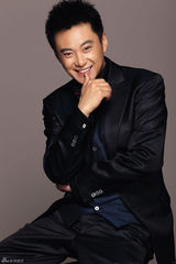 幻灯图：王斑熟男写真品质卓越 玩笑中略带谦和随性