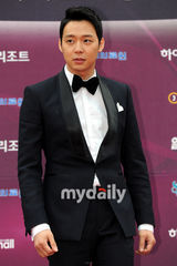 组图：朴有天现身百想西装笔挺帅气逼人