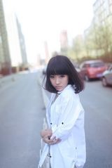 组图：阿悄午后休闲写真曝光 乐观似海绵宝宝