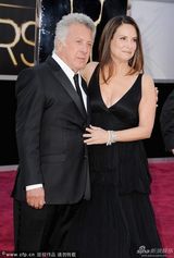 组图：达斯汀-霍夫曼与妻子穿黑色情侣装