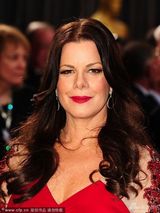 组图：马西娅-盖伊-哈登化身红色美人鱼亮相