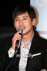 组图：申河均文正熙等新片《cafe noir》首尔试映