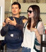 高清图：奥兰多当奶爸出行娇妻米兰达相伴身旁