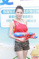 组图：白云梁政钰湿身抛胸大秀事业线