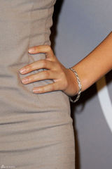 高清组图：维多利亚-嘉丝蒂紧身裙亮相身材窈窕