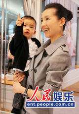 组图：董洁从春晚酱油妹到单身妈的坎坷星路