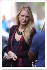 组图：布莱克-莱弗利现身片场潮装抢眼