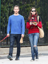 高清组图：安妮-海瑟薇和未婚夫纽约散步热吻