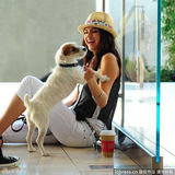 组图：赛琳娜熟女写真 横躺大床秀香肩性感诱惑