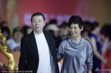 组图：冯小刚夫妻恩爱亮相 徐帆古典小鸟依人